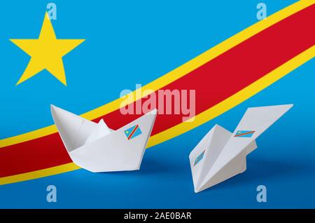 République démocratique du Congo drapeau représenté sur l'origami papier avion et bateau. Concept arts artisanaux orientaux Banque D'Images