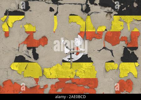 Drapeau de l'Ouganda illustre couleur de peinture sur vieux mur de béton malpropre obsolètes close up. Bannière sur fond rugueux texturé Banque D'Images