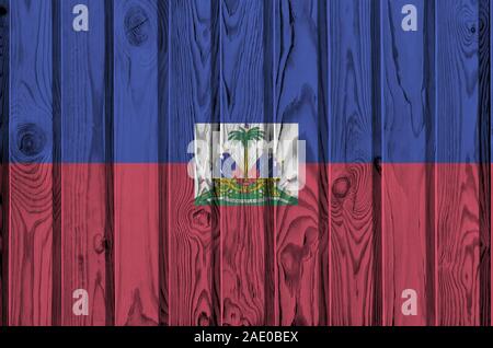 Drapeau Haïti représenté dans des couleurs de peinture sur mur en bois vieux de près. Bannière sur fond rugueux texturé Banque D'Images