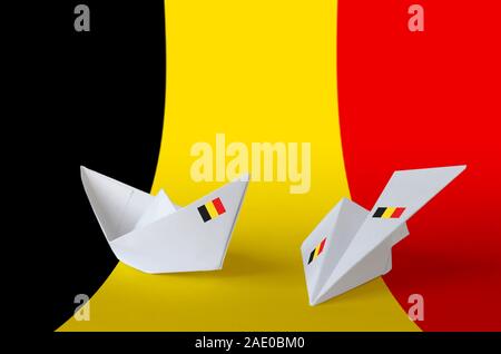 Drapeau Belgique représentée sur papier origami avion et bateau. Concept arts artisanaux orientaux Banque D'Images