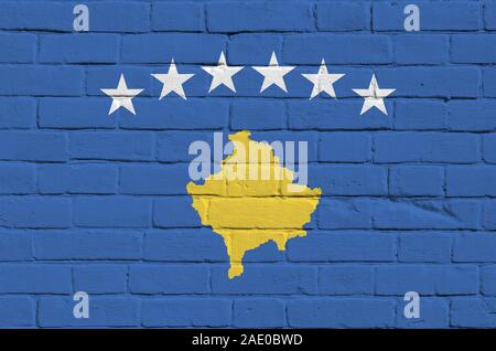 Drapeau du Kosovo représentés dans des couleurs de peinture sur le vieux mur de brique de près. Bannière texturé sur grand mur arrière-plan de maçonnerie Banque D'Images