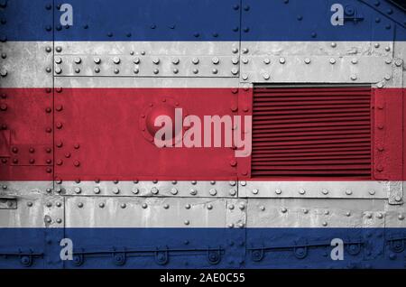 Costa Rica flag représentée sur le côté du réservoir blindé militaire close up. Les forces de l'armée de l'arrière-plan conceptuel Banque D'Images