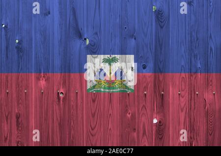 Drapeau Haïti représenté dans des couleurs de peinture sur mur en bois vieux de près. Bannière sur fond rugueux texturé Banque D'Images