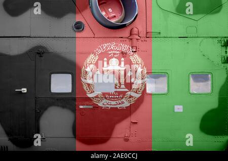 Drapeau Afghanistan représentés sur la partie latérale de l'hélicoptère blindé militaire close up. Des avions des forces de l'armée de l'arrière-plan conceptuel Banque D'Images