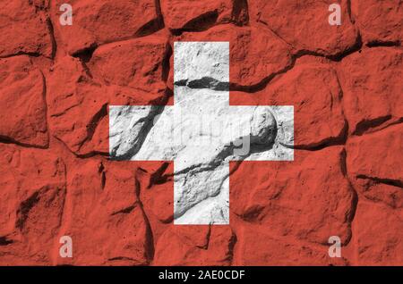 Drapeau suisse représenté dans des couleurs de peinture sur vieux mur de pierre close up. Bannière texturé sur rock wall background Banque D'Images