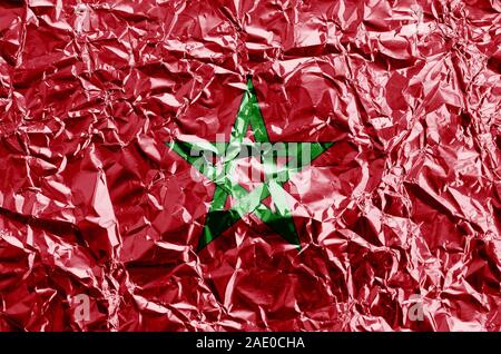 Drapeau Maroc représenté dans des couleurs de peinture sur aluminium froissé brillant close up. Bannière sur fond rugueux texturé Banque D'Images