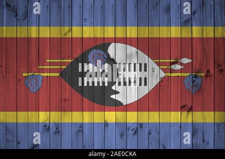 Drapeau Swaziland représenté dans des couleurs de peinture sur mur en bois vieux de près. Bannière sur fond rugueux texturé Banque D'Images