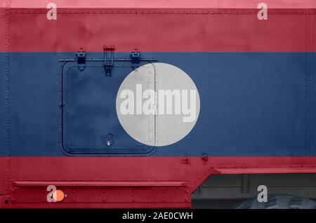 Drapeau Laos représenté sur le côté du camion blindé militaire close up. Les forces de l'armée de l'arrière-plan conceptuel du véhicule Banque D'Images