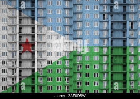 Drapeau Djibouti représentés dans des couleurs de peinture sur plusieurs étages du bâtiment résidentiel en construction. Bannière texturé sur grand fond mur de brique Banque D'Images