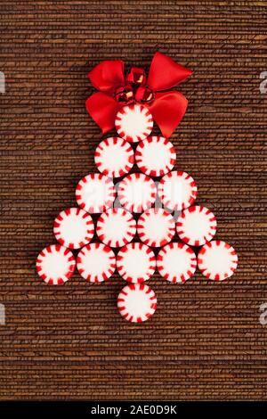 Bonbons menthe rouge et blanc dans la forme d'une maison de vacances de Noël Banque D'Images