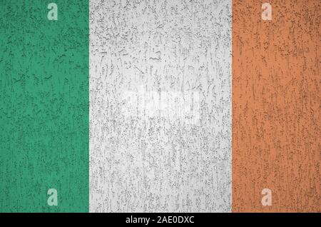 Drapeau Irlande représentée dans des couleurs de peinture sur vieux mur plâtrage secours close up. Bannière sur fond rugueux texturé Banque D'Images