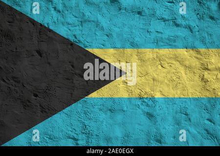 Drapeau Bahamas représentés dans des couleurs de peinture sur vieux mur plâtrage secours close up. Bannière sur fond rugueux texturé Banque D'Images