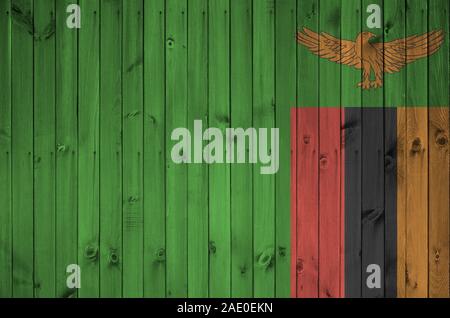 Drapeau Zambie représentée dans des couleurs de peinture sur mur en bois vieux de près. Bannière sur fond rugueux texturé Banque D'Images