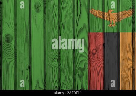 Drapeau Zambie représentée dans des couleurs de peinture sur mur en bois vieux de près. Bannière sur fond rugueux texturé Banque D'Images