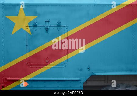 République démocratique du Congo drapeau représenté sur le côté du camion blindé militaire close up. Les forces de l'armée de l'arrière-plan conceptuel du véhicule Banque D'Images