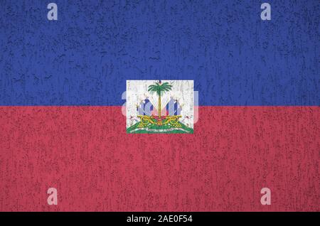 Drapeau Haïti représenté dans des couleurs de peinture sur vieux mur plâtrage secours close up. Bannière sur fond rugueux texturé Banque D'Images