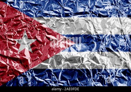 Drapeau Cuba représentés dans des couleurs de peinture sur aluminium froissé brillant close up. Bannière sur fond rugueux texturé Banque D'Images