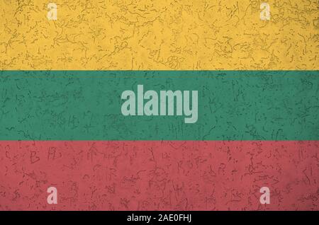 Drapeau Lituanie représenté dans les couleurs de peinture lumineuse sur l'ancien mur plâtrage secours close up. Bannière sur fond rugueux texturé Banque D'Images