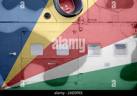 Drapeau Seychelles représentés sur la partie latérale de l'hélicoptère blindé militaire close up. Des avions des forces de l'armée de l'arrière-plan conceptuel Banque D'Images