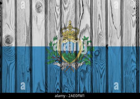Drapeau Saint-marin représenté dans des couleurs de peinture sur mur en bois vieux de près. Bannière sur fond rugueux texturé Banque D'Images