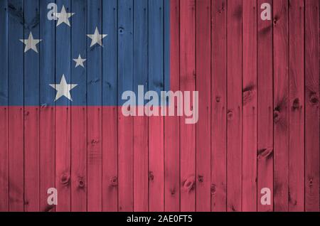 Drapeau Samoa représenté dans des couleurs de peinture sur mur en bois vieux de près. Bannière sur fond rugueux texturé Banque D'Images