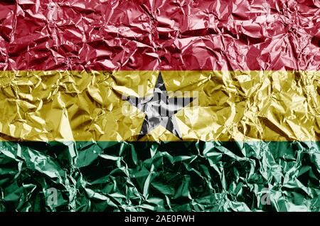 Drapeau Ghana représenté dans des couleurs de peinture sur aluminium froissé brillant close up. Bannière sur fond rugueux texturé Banque D'Images