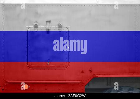 Drapeau de la Russie représenté sur le côté du camion blindé militaire close up. Les forces de l'armée de l'arrière-plan conceptuel du véhicule Banque D'Images