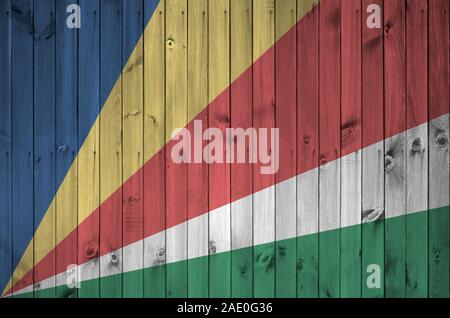 Drapeau Seychelles représenté dans des couleurs de peinture sur mur en bois vieux de près. Bannière sur fond rugueux texturé Banque D'Images