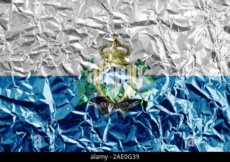 Drapeau Saint-marin représentés dans des couleurs de peinture sur aluminium froissé brillant close up. Bannière sur fond rugueux texturé Banque D'Images