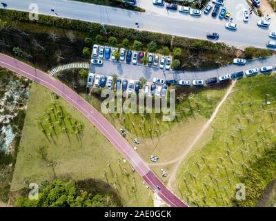 Photographies aériennes verticales de parcs de loisirs en milieu urbain et les terrains de stationnement Banque D'Images