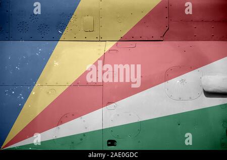 Drapeau Seychelles représentés sur la partie latérale de l'hélicoptère blindé militaire close up. Des avions des forces de l'armée de l'arrière-plan conceptuel Banque D'Images