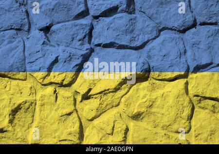 Drapeau Ukraine représenté dans des couleurs de peinture sur vieux mur de pierre close up. Bannière texturé sur rock wall background Banque D'Images