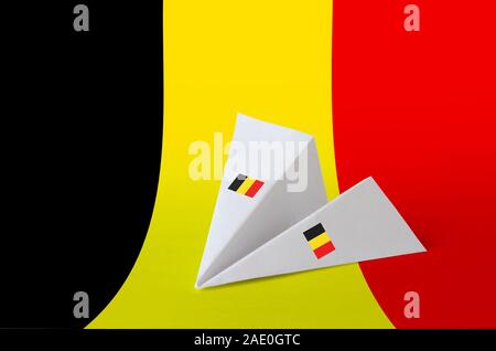 Drapeau Belgique représentée sur papier avions en origami. Concept arts artisanaux orientaux Banque D'Images