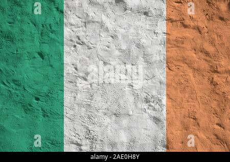 Drapeau Irlande représentée dans des couleurs de peinture sur vieux mur plâtrage secours close up. Bannière sur fond rugueux texturé Banque D'Images