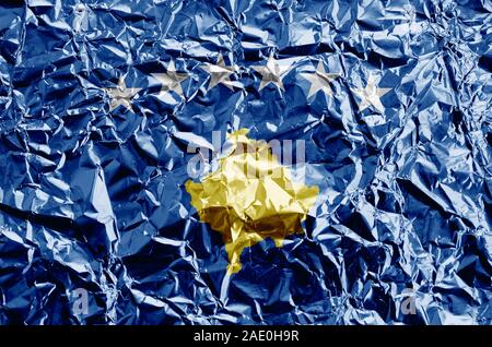 Drapeau du Kosovo représentés dans des couleurs de peinture sur aluminium froissé brillant close up. Bannière sur fond rugueux texturé Banque D'Images