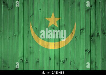 Drapeau de la mauritanie représentée dans des couleurs de peinture sur mur en bois vieux de près. Bannière sur fond rugueux texturé Banque D'Images