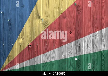 Drapeau Seychelles représenté dans des couleurs de peinture sur mur en bois vieux de près. Bannière sur fond rugueux texturé Banque D'Images