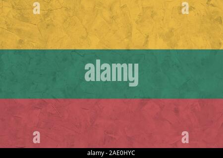 Drapeau Lituanie représenté dans les couleurs de peinture lumineuse sur l'ancien mur plâtrage secours close up. Bannière sur fond rugueux texturé Banque D'Images