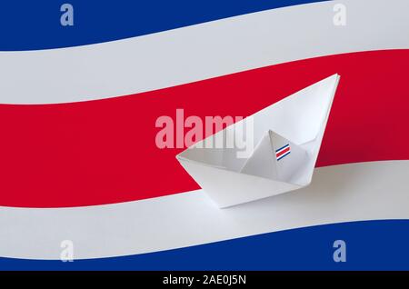 Costa Rica flag représentée sur l'origami papier Gros plan du navire. Concept arts artisanaux orientaux Banque D'Images