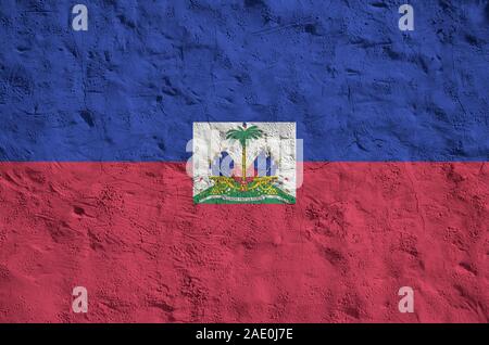 Drapeau Haïti représenté dans des couleurs de peinture sur vieux mur plâtrage secours close up. Bannière sur fond rugueux texturé Banque D'Images