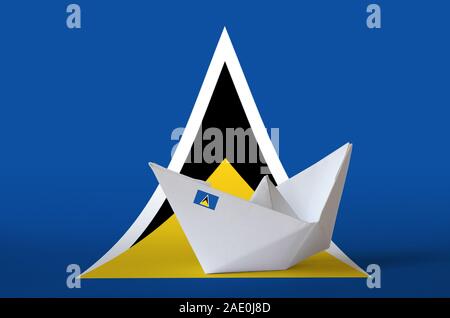 Saint Lucia flag représentée sur l'origami papier Gros plan du navire. Concept arts artisanaux orientaux Banque D'Images