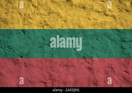 Drapeau Lituanie représenté dans les couleurs de peinture lumineuse sur l'ancien mur plâtrage secours close up. Bannière sur fond rugueux texturé Banque D'Images