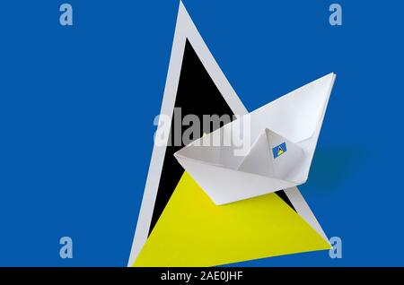 Saint Lucia flag représentée sur l'origami papier Gros plan du navire. Concept arts artisanaux orientaux Banque D'Images