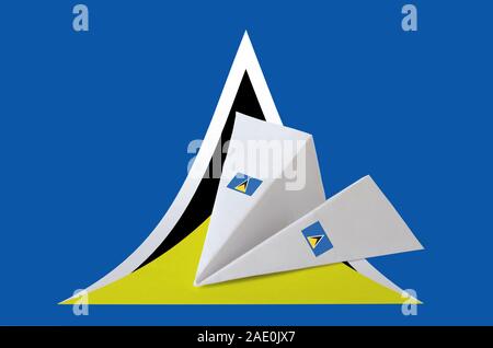 Saint Lucia papier drapeau représentées sur les avions en origami. Concept arts artisanaux orientaux Banque D'Images