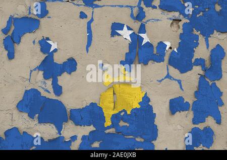 Drapeau du Kosovo représentés dans des couleurs de peinture sur vieux mur de béton malpropre obsolètes close up. Bannière sur fond rugueux texturé Banque D'Images