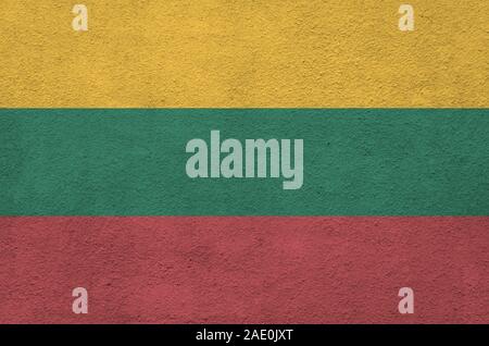 Drapeau Lituanie représenté dans les couleurs de peinture lumineuse sur l'ancien mur plâtrage secours close up. Bannière sur fond rugueux texturé Banque D'Images