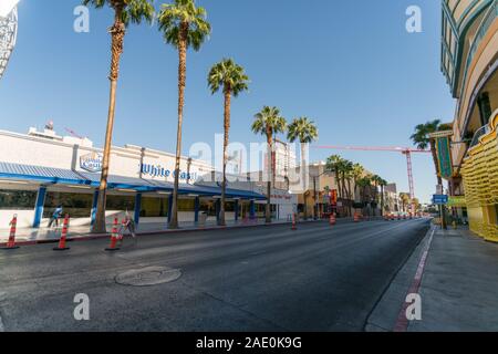 Vue grand angle de rue à Las Vegas avec le restaurant du Château Blanc et palmiers Banque D'Images