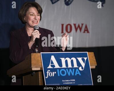Des Moines, Iowa, USA. 5 déc, 2019. Le sénateur américain Amy Klobuchar (D-MN) prend la parole lors d'un événement de campagne à Des Moines. Klobuchar Sen fait campagne pour être le candidat démocrate pour la présidence des États-Unis. L'Iowa détient la première épreuve de sélection de l'élection présidentielle. Le caucus de l'Iowa sont 3 Février, 2020. Crédit : Jack Kurtz/ZUMA/Alamy Fil Live News Banque D'Images