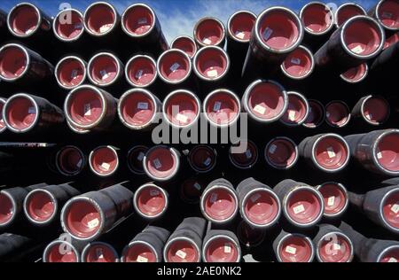 Pile DE TUYAUX EN ACIER AU CARBONE (cylindres) UTILISÉ POUR LE TRANSPORT DE LIQUIDE, de gaz, de l'huile. Prêts pour l'EXPORTATION, LES QUAIS DE PORT Adélaïde, Australie du Sud. Banque D'Images