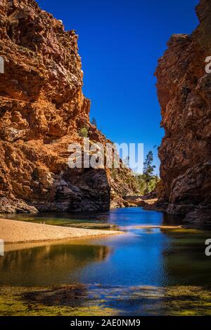 Ellery Creek Big Hole et environs dans les West MacDonnell Ranges dans le Territoire du Nord à distance du centre de l'Australie Banque D'Images